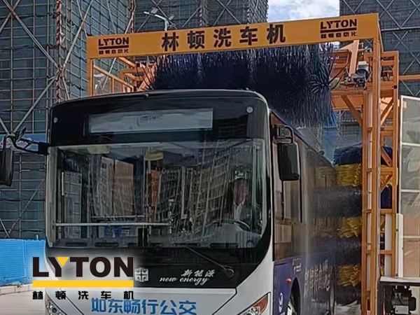 讓出行更美好！通州暢行公交配置lyton三刷大型通道式大巴洗車機