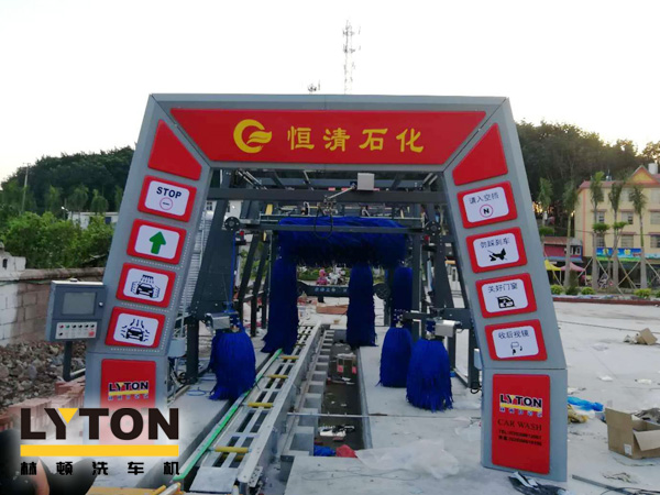 恒清石化引進(jìn)FX-11系列電腦洗車機(jī),洗車液和水蠟、自動仿行刷洗、自動仿行風(fēng)干。