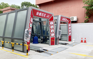 寧波余姚石化陽明西路站選配林頓FX11系列隧道式洗車機(jī)2套！加油免費(fèi)洗車，讓利于民，讓老百姓享受到真正的實(shí)惠！