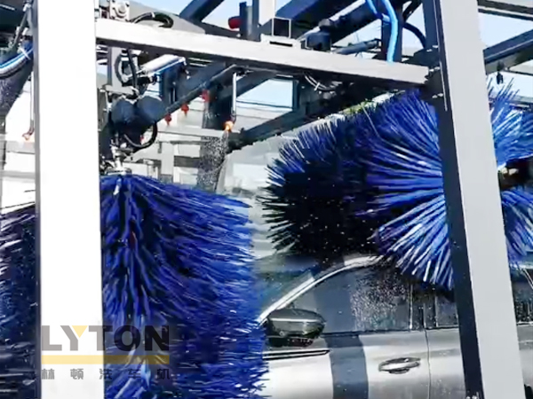 因?yàn)閷Ｗⅲ詫I(yè)！常州惠眾汽車俱樂部安裝2臺林頓FX11系列全自動洗車機(jī)