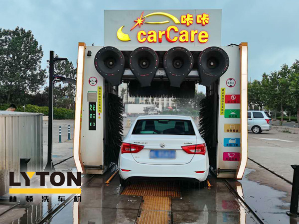 綜合性服務(wù)加油場站常態(tài)化！加油超30L免費(fèi)洗車，山東日照中石油carCare咔咔配置龍門往復(fù)式電腦洗車機(jī)