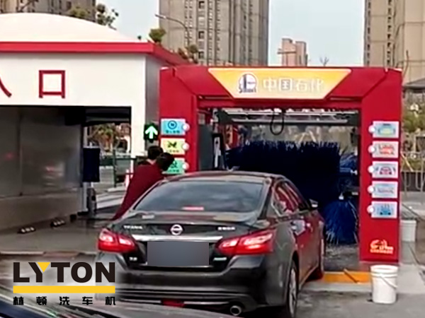 常州中石化FX-11-7雙風(fēng)機(jī)7刷電腦洗車機(jī)設(shè)備交付使用，現(xiàn)場(chǎng)排起來(lái)了長(zhǎng)龍。