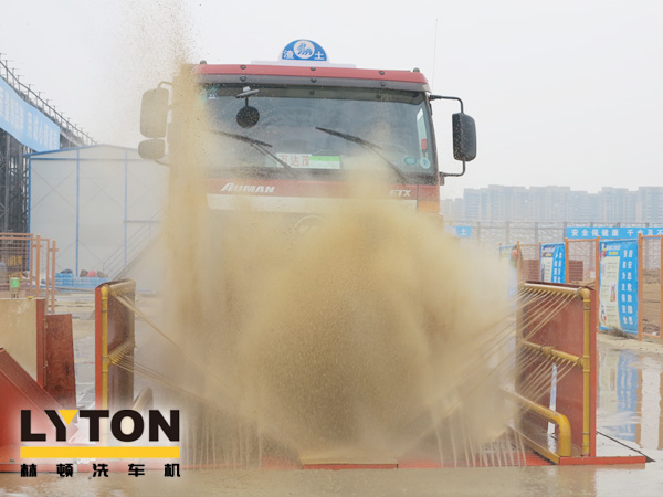 專為沖洗各類礦場運(yùn)輸車輛輪胎、底盤及兩側(cè)。集水循環(huán)使用、結(jié)構(gòu)輕、安裝便等諸多優(yōu)點(diǎn)——林頓電腦洗車機(jī)系列格柵式洗輪機(jī) 