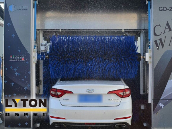 根據電腦洗車機工作方式的不同可分為隧道式電腦洗車機及往復式龍門洗車機,其核心本質區別在于洗車機、汽車誰在動。