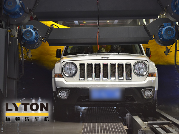 嚴(yán)冬要做好水管、水泵等的防寒措施，室外的水管要加裝保溫層。