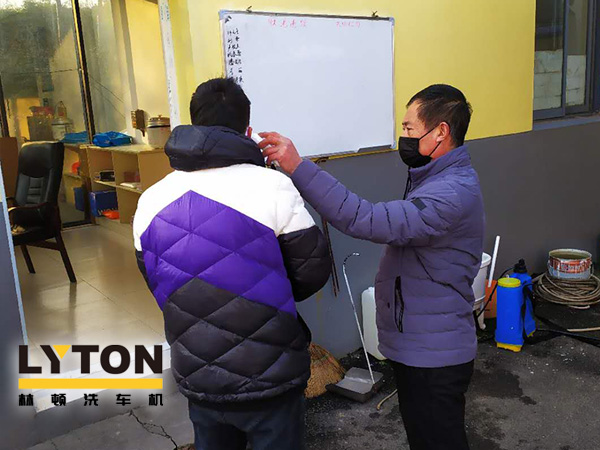 貫徹和宣傳《市公安局關于依法打擊疫情防控期間違法犯罪行為的通告》、《來寧返寧人員公告》推動企業防疫工作和復工復產兩手抓!