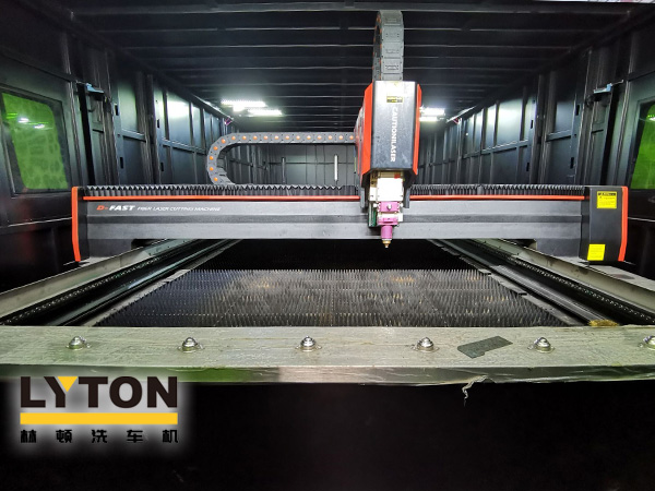 林頓電腦洗車機(jī)秉持匠心制造的標(biāo)準(zhǔn),致力為客戶提供高品質(zhì)的專業(yè)洗車設(shè)備。引進(jìn)FIBER LASER CUTTING MACHINE大型光纖激光切割機(jī)實(shí)現(xiàn)加工產(chǎn)品精度更高,切割口更光滑,速度更快,效率更高!進(jìn)一步保證洗車設(shè)備的加工品質(zhì)！