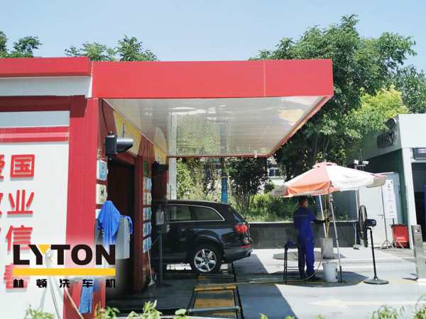 大浪淘沙,服務(wù)致勝。前不久,龍城中石化配置林頓FX-80A系列隧道連續(xù)式電腦洗車(chē)機(jī)。該加油場(chǎng)站始終秉持“服務(wù)創(chuàng)造價(jià)值”的經(jīng)營(yíng)理念,不斷提高員工服務(wù)意識(shí),努力提升服務(wù)品質(zhì),從而促進(jìn)業(yè)績(jī)提升。