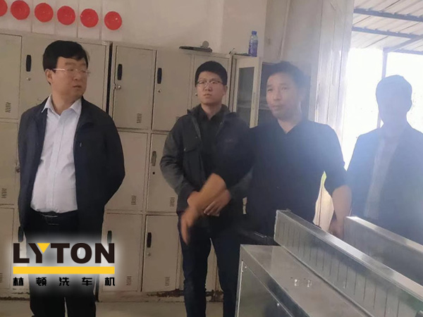 崔總向領(lǐng)導(dǎo)們講解了整個(gè)林頓電腦洗車機(jī)生產(chǎn)流程及工藝制作，對(duì)于電腦洗車機(jī)整個(gè)裝配過程考察團(tuán)給予了極大的贊許。