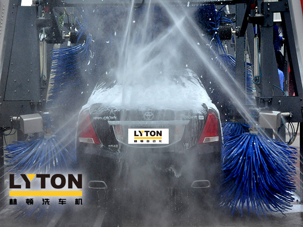 沉穩(wěn)的“工作態(tài)度”、出眾的“潔凈效率”！林頓FX11全自動(dòng)洗車機(jī)為廣大車主提供服務(wù)，享受至簡(jiǎn)洗車新體驗(yàn)