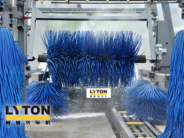 沉穩(wěn)的“工作態(tài)度”、出眾的“潔凈效率”！林頓FX11全自動(dòng)洗車機(jī)為廣大車主提供服務(wù)，享受至簡(jiǎn)洗車新體驗(yàn)