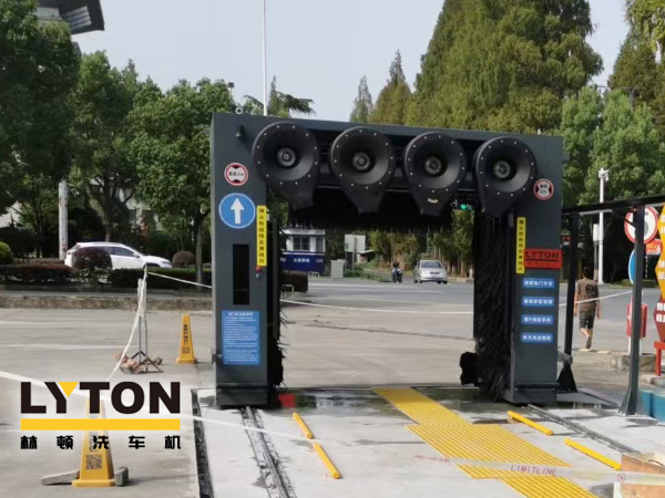 曹禺故里、江漢油城——湖北潛江某客戶新購林頓龍門往復(fù)式全自動洗車機