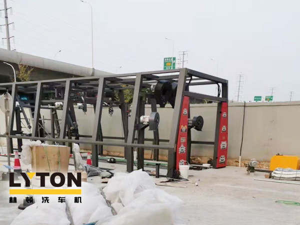 融南匯北 水韻淮安!淮安某單位選購林頓FX11系列隧道式全自動洗車機,現設備主體框架已安裝完畢