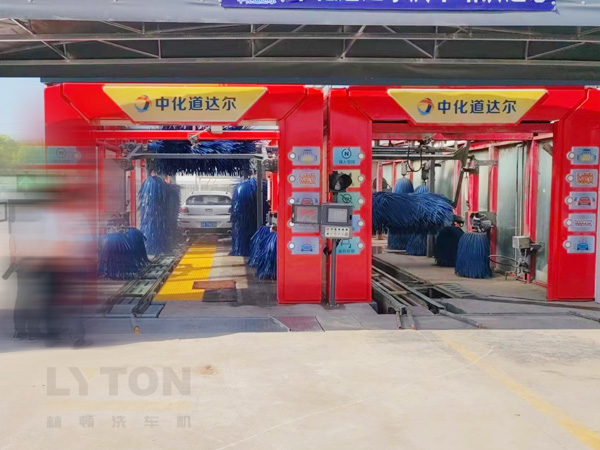 全自動洗車機洗車程序及流程:準備》預洗》主洗》漂洗》高壓淋水》烘干吹風》自動噴香